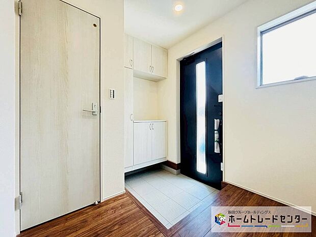 【☆EntranceHall☆】～玄関ホール～
天井までのシューズボックスは容量もたっぷり入り・・・窓やドアスリットから光が差し込み明るい玄関ホールでお客様をお迎えできます