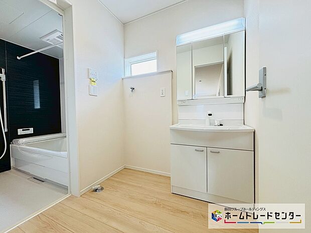 【☆Powder Room☆】~洗面室~
白を基調とした爽やかなサニタリースペース。清潔感のある快適空間です。毎日の身支度も気持ち良くお使い頂けます。
