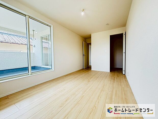 【☆BedRoom☆】~2階洋室~
主寝室はバルコニー直結となります。
南向きなのでお日様の光をたっぷり取り込んで目覚めのいい朝を迎えられます♪