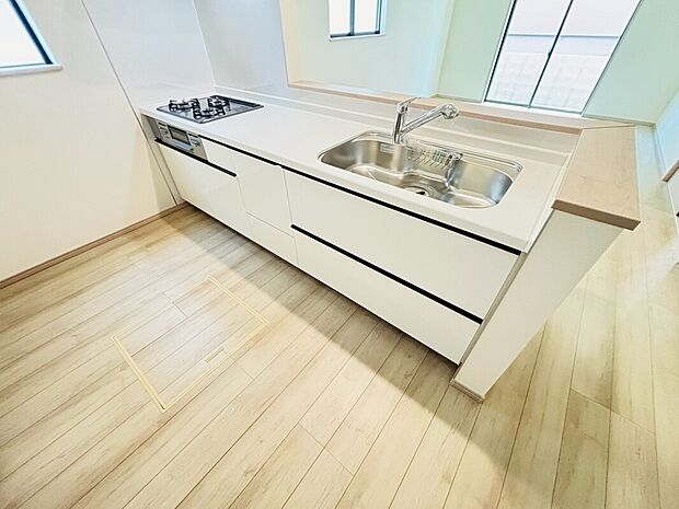 【【設備】床下収納】
しばらく使わない調理器具や、めったに出さない食器などはキッチンの棚を圧迫しがち。床下収納に移動することで、空いたスペースを有効に使えるようになります。