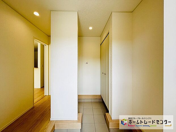 【☆EntranceHall☆】2号棟~玄関ホール~
クロークとなる玄関収納です。両開きの折り戸が付く収納は全体が確認でき使いたい靴をサッと出すことができます。スッキリとした玄関ホールでお客様をお迎えできます