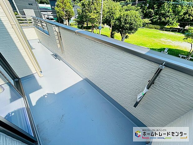 【☆Balcony☆】B号棟~バルコニー~
南向きバルコニーは2洋室から出入りができます。折り畳みアームが設置され洗濯物やお布団もたっぷり干せます