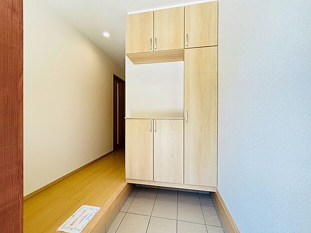 【【設備】シューズボックス(コの字型)】天井近くまでの高さがあり、とにかく収納力が高いです!間の空間部分は、家族のカギ置き場にして機能的に使ったりと、様々な用途で使用できます。