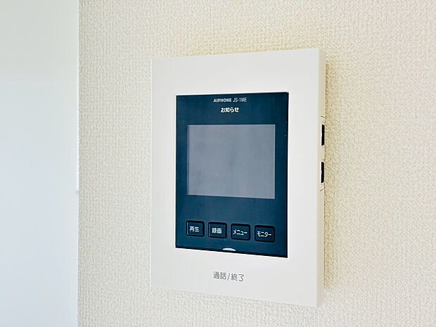 【【設備】TVモニター付きインターホン】録画機能もあり、どのような人が何時に来訪されたのかが分かります。防犯上はもちろん、お届け物などの把握にも便利です。ライトが付いているので、夜間でも安心です。
