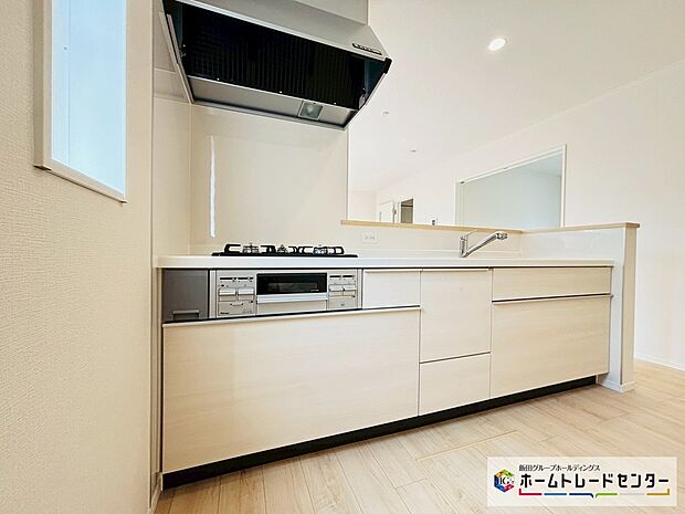 【☆kitchen☆】~キッチン~
システムキッチンは収納力と使い勝手を追求したスライド引き出しです。スムーズな開閉でストレスなくお料理を楽しめます♪