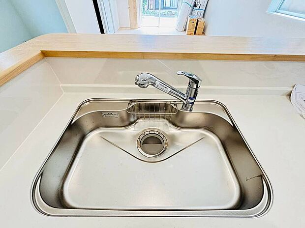 【【設備】一体型浄水器】浄水カートリッジ内蔵で場所を取らずに見た目もスッキリ。ノズルはシャワーヘッドになっておりお掃除も楽々です。