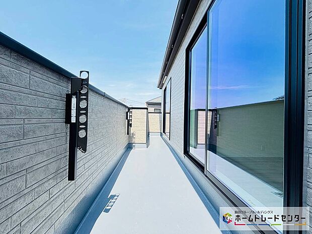【☆Balcony☆】A号棟～バルコニー～
南向きバルコニーは２洋室から出入りができます。折り畳みアームが設置され洗濯物やお布団もたっぷり干せます