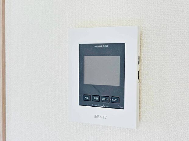 【【設備】TVモニター付きインターホン】録画機能もあり、どのような人が何時に来訪されたのかが分かります。防犯上はもちろん、お届け物などの把握にも便利です。ライトが付いているので、夜間でも安心です。

