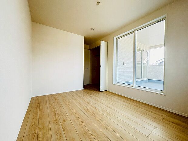 【☆BedRoom☆】~2階洋室~
主寝室はバルコニー直結となります。
南向きなのでお日様の光をたっぷり取り込んで目覚めのいい朝を迎えられます♪