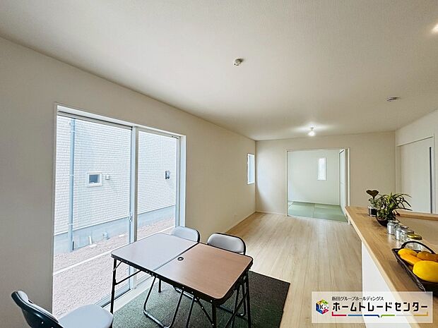 【☆Living☆】1号棟~LDK~
人気の対面式キッチンのLDKです♪料理をしながらもリビングで寛ぐ家族と会話が弾みます。外気温の影響を受けにくい複層ガラスを採用するなど、エコ&省エネにも対応しています