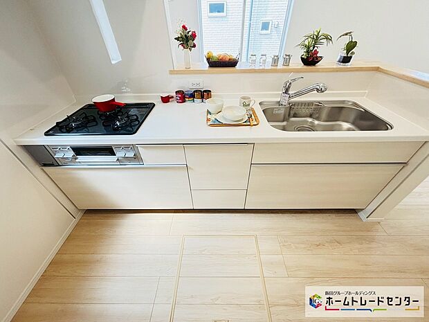 【☆kitchen☆】~キッチン~
システムキッチンは収納力と使い勝手を追求したスライド引き出しです。スムーズな開閉でストレスなくお料理を楽しめます♪