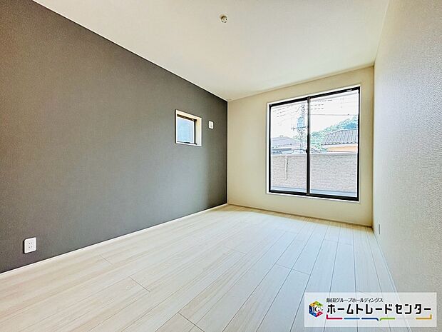 【☆BedRoom☆】~洋室~
開放的なバルコニー直結のお部屋です。南向きなのでお日様の光をたっぷり取り込んで目覚めのいい朝を迎えられます♪