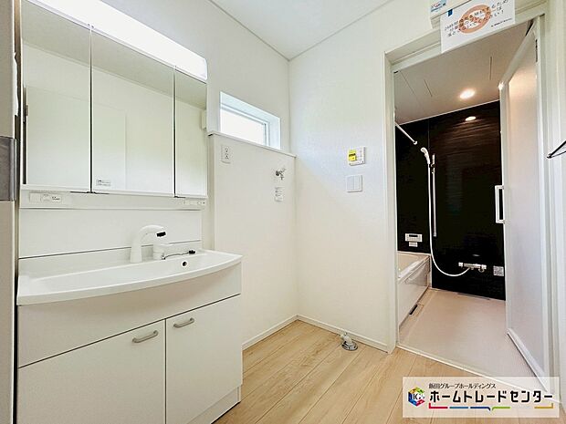【☆Powder Room☆】~洗面室~
白を基調とした爽やかなサニタリースペース。清潔感のある快適空間です。毎日の身支度も気持ち良くお使い頂けます。