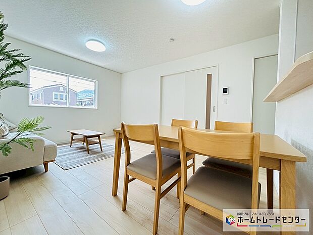 【☆Living☆】~LDK~
人気の対面式キッチンのLDKです♪料理をしながらもリビングで寛ぐ家族と会話が弾みます。外気温の影響を受けにくい複層ガラスを採用するなど、エコ&省エネにも対応しています