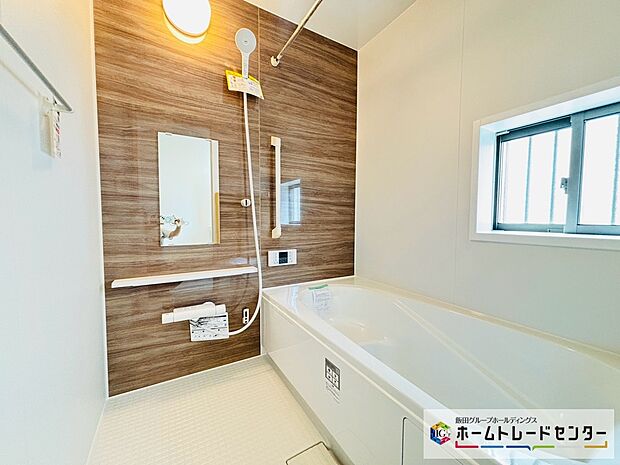 【☆BathRoom☆】A号棟～浴室～
ユニットバスは浴室乾燥機能も付き雨の日の洗濯物も乾かせます。ゆったりと足を伸ばして一日の疲れも落とせます♪