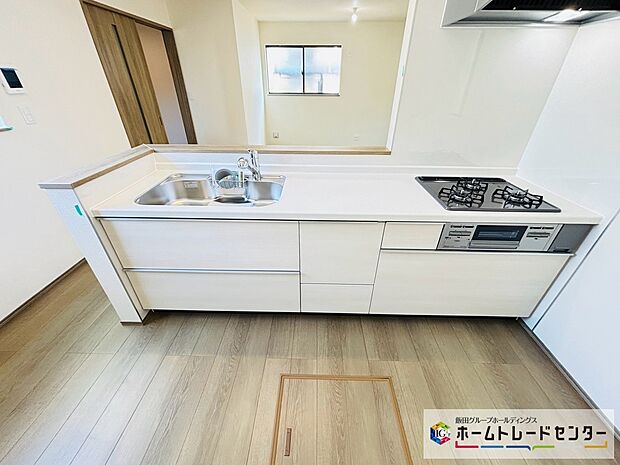 【☆kitchen☆】A号棟～キッチン～
システムキッチンは収納力と使い勝手を追求したスライド引き出しです。スムーズな開閉でストレスなくお料理を楽しめます♪
