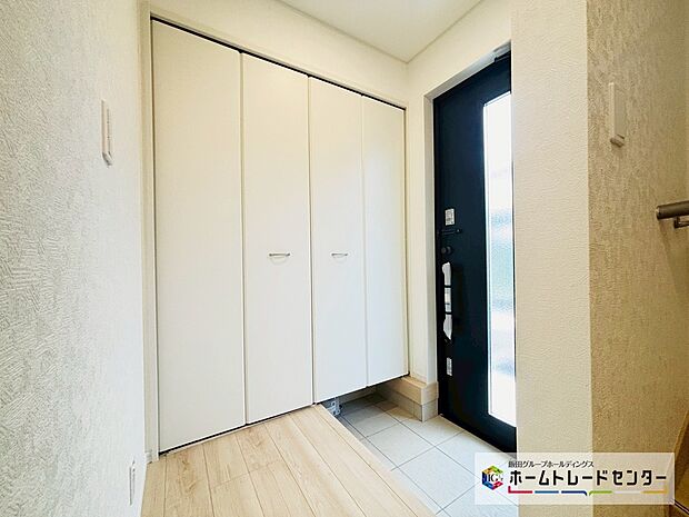 【☆EntranceHall☆】~玄関ホール~
シューズボックスは両開きの折り戸が付きます。全体が確認でき使いたい靴をサッと出すことができます。スッキリとした玄関ホールでお客様をお迎えできます