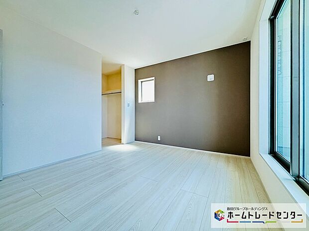 【☆BedRoom☆】~主寝室~
開放的なバルコニー直結のお部屋です。南向きなのでお日様の光をたっぷり取り込んで目覚めのいい朝を迎えられます♪