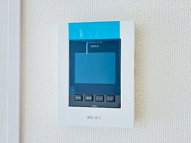 【【設備】TVモニター付きインターホン】録画機能もあり、どのような人が何時に来訪されたのかが分かります。防犯上はもちろん、お届け物などの把握にも便利です。ライトが付いているので、夜間でも安心です。