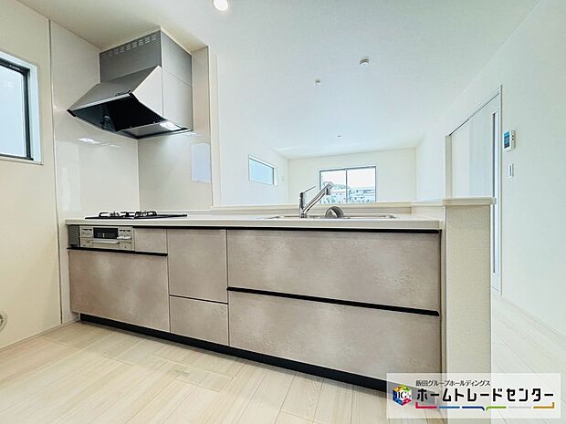 【☆kitchen☆】~キッチン~
システムキッチンは収納力と使い勝手を追求したスライド引き出しです。スムーズな開閉でストレスなくお料理を楽しめます♪