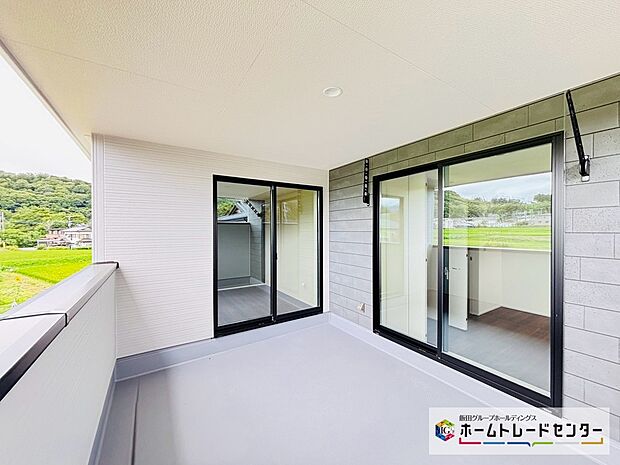 【☆Balcony☆（３号棟）】～バルコニー～
遮る物がなくたっぷりの日差しが入ります。物干しアームが設置され洗濯物やお布団もご家族分を干せます