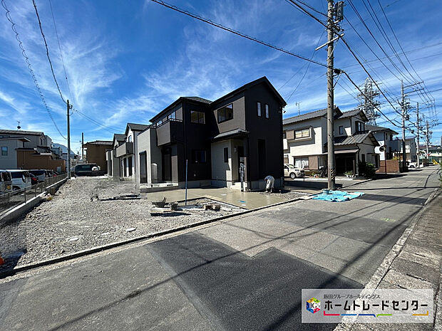 【玄関ポーチ】分譲地北東側に5.9m幅の公道が接します
