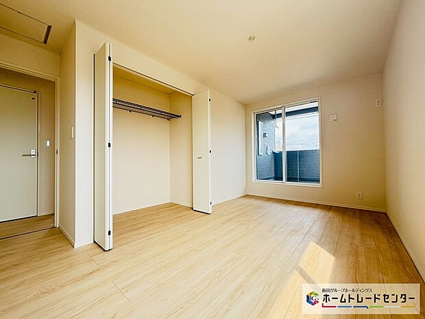 【☆BedRoom☆】~2階洋室~
バルコニー直結の洋室です。
南向きなのでお日様の光をたっぷり取り込んで目覚めのいい朝を迎えられます♪