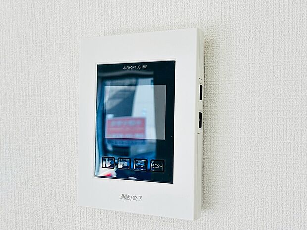 【【設備】TVモニター付きインターホン】録画機能もあり、どのような人が何時に来訪されたのかが分かります。防犯上はもちろん、お届け物などの把握にも便利です。ライトが付いているので、夜間でも安心です。