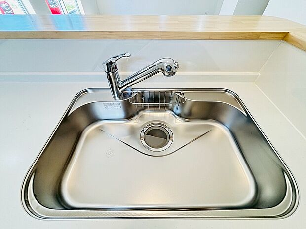 【【設備】一体型浄水器】浄水カートリッジ内蔵で場所を取らずに見た目もスッキリ。ノズルはシャワーヘッドになっておりお掃除も楽々です。
