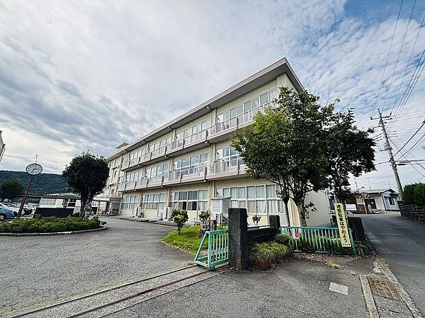 富丘小学校(約1,364m)