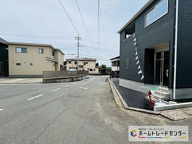 【前道路を含む現地外観写真】南東道路は6~6.54m幅となります。駐車もしやすい広さです