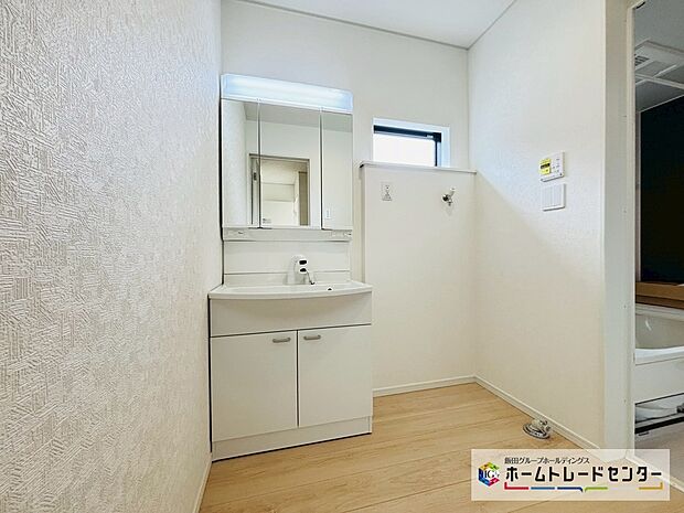 【☆Powder Room☆】~洗面室~
白を基調とした爽やかなサニタリースペース。清潔感のある快適空間です。毎日の身支度も気持ち良くお使い頂けます。