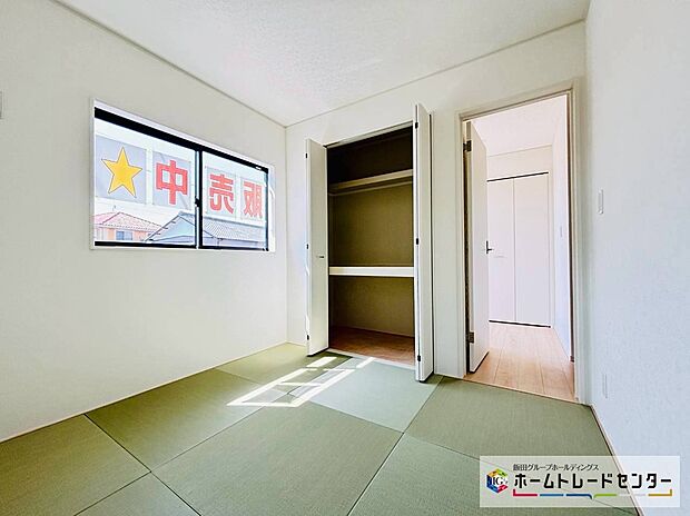 【【設備】洋風和室】お子様のお昼寝スペースとしても便利です。リビングで寛ぎながら見守れるのは嬉しいですね♪すぐに横になれるのも長くお住まいになられる上では助かるスペースです。