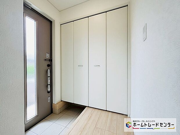 【☆EntranceHall☆】~玄関ホール~
両開きの折り戸が付く収納は全体が確認でき使いたい靴をサッと出すことができます。スッキリとした玄関ホールでお客様をお迎えできます