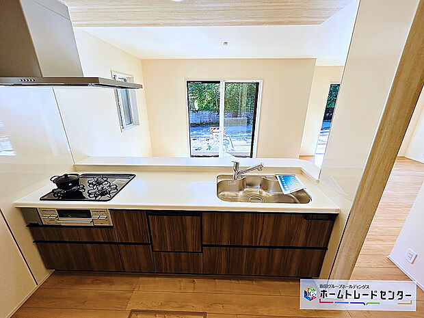 【☆kitchen☆】１号棟～キッチン～
人気の対面式キッチン。お食事の準備をしながらでもご家族とのコミュニケーションを楽しめます♪ぜひご見学の際にはキッチンに立ち、生活をイメージしてください。