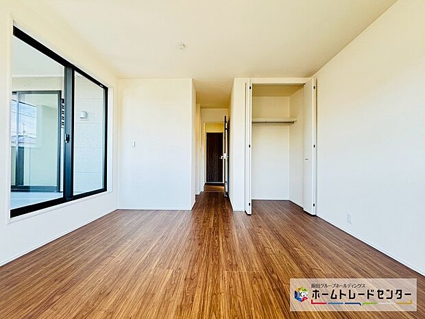 【☆BedRoom☆】~主寝室~
開放的なバルコニー直結のお部屋です。南向きなのでお日様の光をたっぷり取り込んで目覚めのいい朝を迎えられます♪
