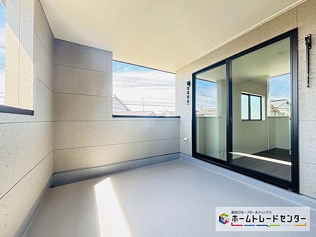 【☆Balcony☆】~バルコニー~
遮る物がなくたっぷりの日差しが入ります。物干しアームが設置され洗濯物やお布団もご家族分を干せます