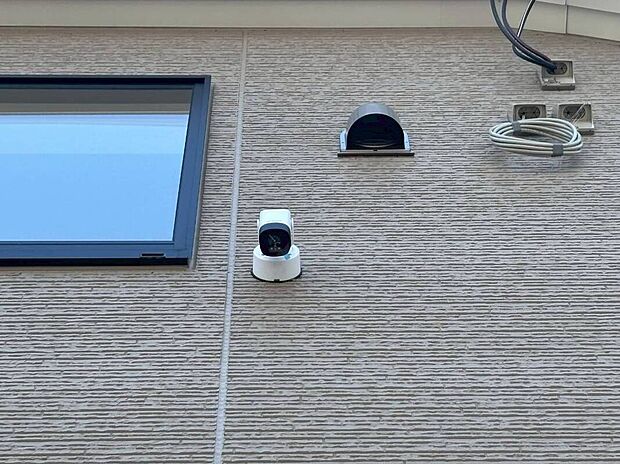 【【設備】防犯カメラ】不審者の侵入や空き巣、駐車場における車上荒らしなどの犯罪も防犯カメラによって抑えられます。また、ペットや子供、高齢者の見守りにもなります。