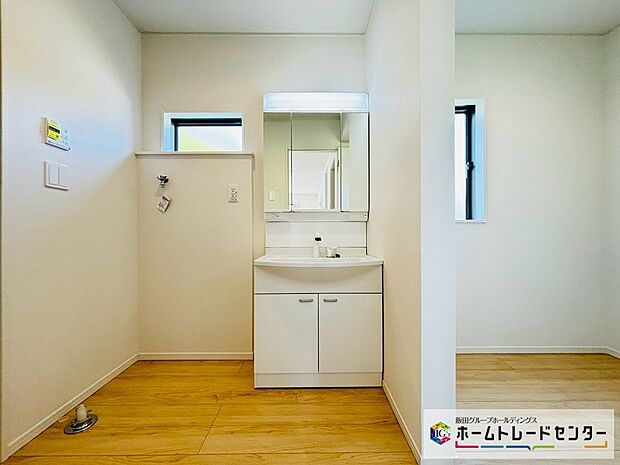 【☆Powder Room☆】~洗面室~
白を基調とした爽やかなサニタリースペース。清潔感のある快適空間です。毎日の身支度も気持ち良くお使い頂けます。横にはランドリールームが付きますので洗濯物の仕分けや片付けに便利です