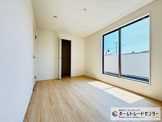 【☆BedRoom☆】~2階洋室~
バルコニー直結の洋室です。
南向きなのでお日様の光をたっぷり取り込んで目覚めのいい朝を迎えられます♪