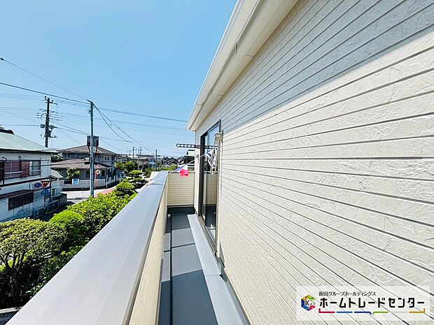 【☆Balcony☆】~バルコニー~
南コーナーのバルコニーは朝から日差しが入ります。折り畳みアームが設置され洗濯物やお布団もたっぷり干せます