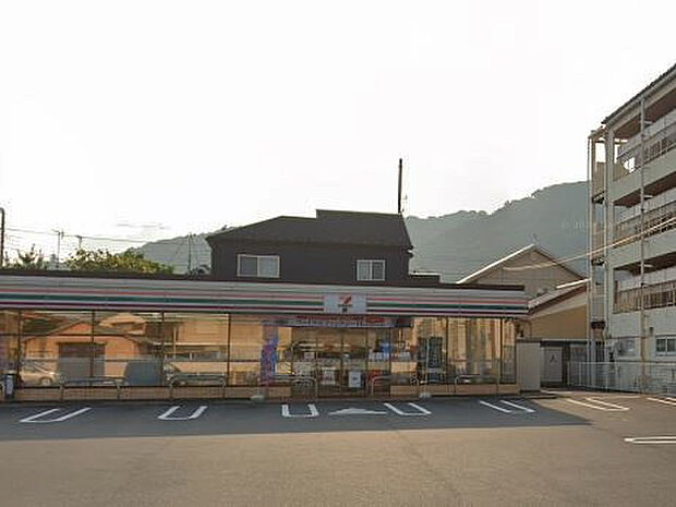 セブンイレブン本郷店(約300m)