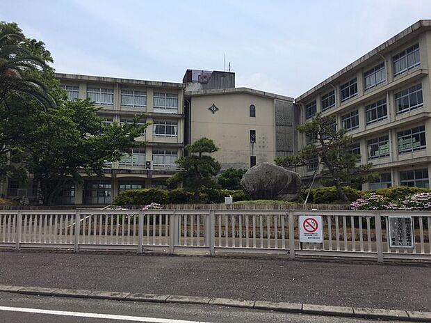 城山中学校（約1,750m）