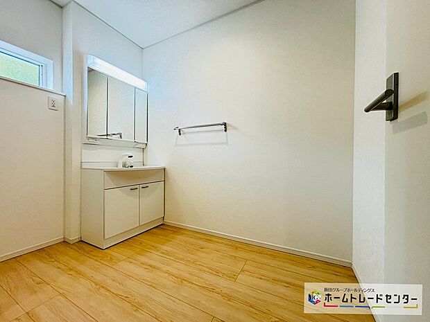 【☆Powder Room☆(2号棟)】~洗面室~
白を基調とした爽やかなサニタリースペース。清潔感のある快適空間です。毎日の身支度も気持ち良くお使い頂けます。