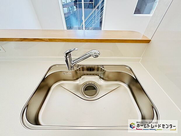 【【設備】一体型浄水器】浄水カートリッジ内蔵で場所を取らずに見た目もスッキリ。ノズルはシャワーヘッドになっておりお掃除も楽々です。