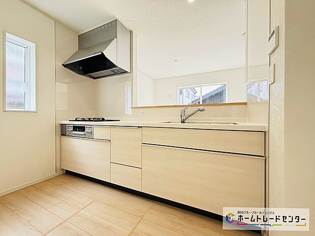 【☆kitchen☆】~キッチン~
システムキッチンは収納力と使い勝手を追求したスライド引き出しです。スムーズな開閉でストレスなくお料理を楽しめます♪