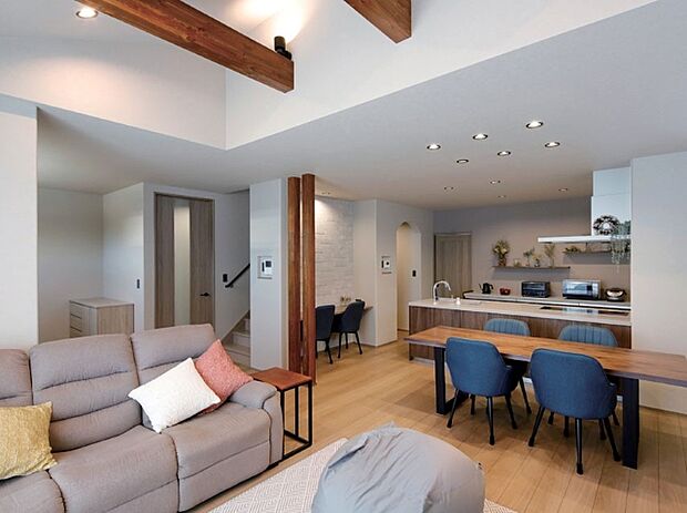 【当社施工例/LDK】勾配天井が高く化粧梁がお洒落なリビング。
開放的な空間に窓から太陽の光がたっぷりと入ります。