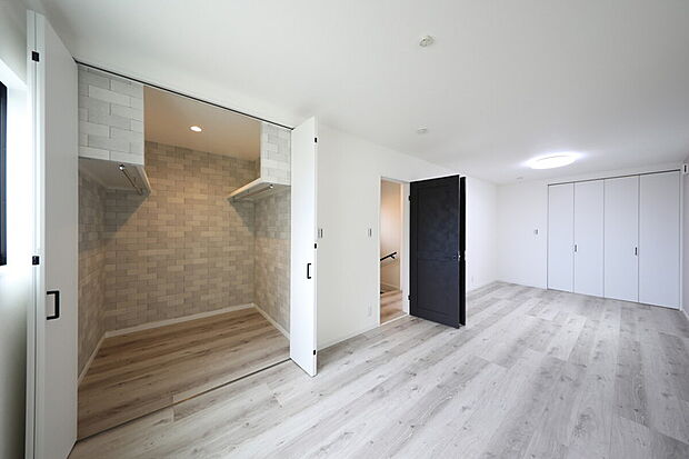 当社施工実例(洋室)
季節ごとの衣類はもちろん、バッグや小物もすっきり整理整頓。使い勝手のよい収納で、お部屋をより美しく、快適に保ちます。