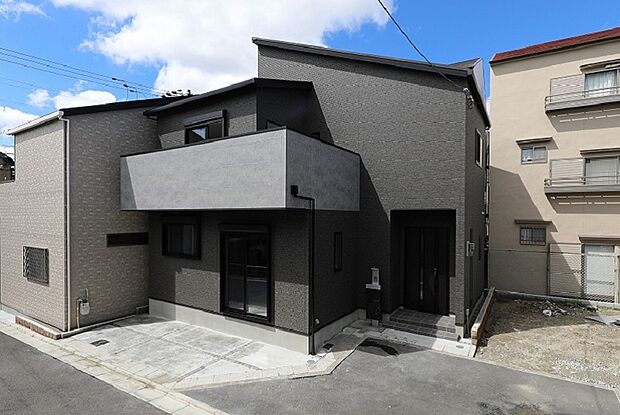 当社施工例(外観)
洗練されたデザインと上質な素材感が際立つ外観。街並みに美しく調和し、住まう人の誇りとなる佇まいです。