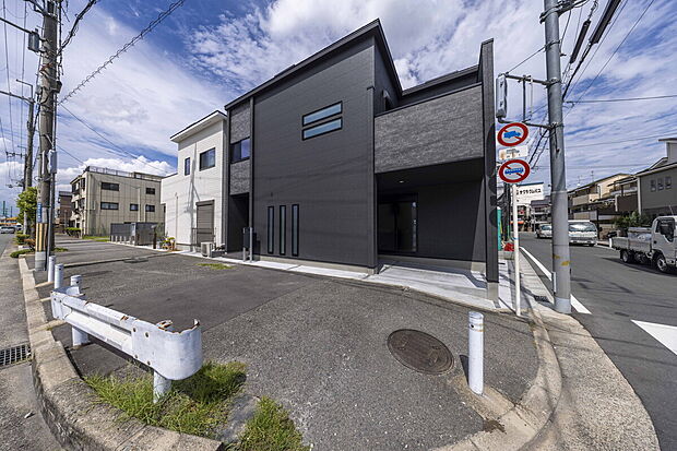 【現地撮影】多彩なショッピング施設はもちろん、日々をアクティブにしてくれる公園や自然環境、暮らしに欠かせない医療機関や公共施設も生活圏内に揃っています。